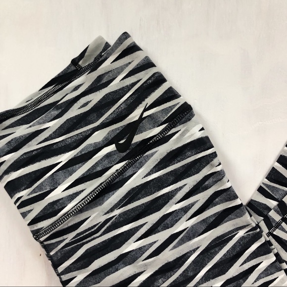 Nike Cropped Leggings - L - Picture 2 of 8